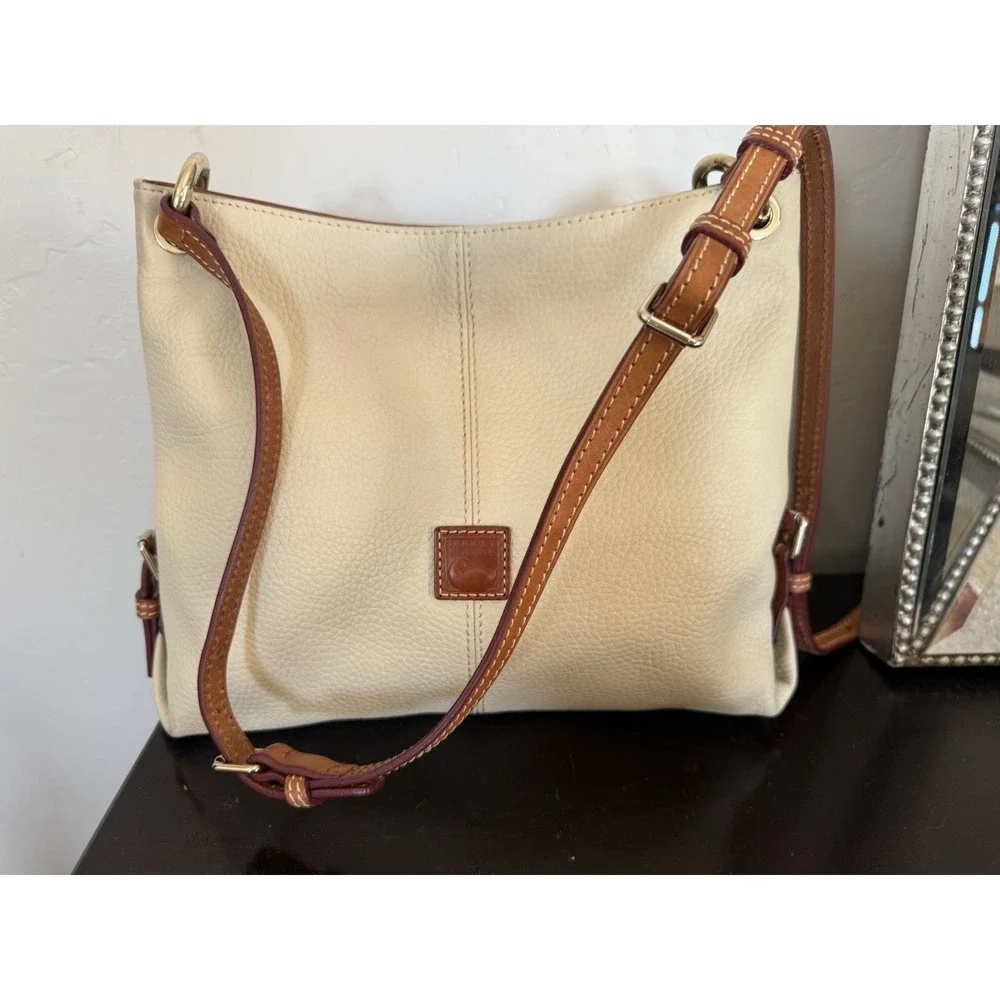 Dooney‎ And Bourke Beige Leather Shoulder Handbag Hobo Purse Red Lining Key Hold